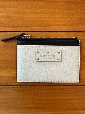 NWOT Kate Spade Pebbled Leather Colorblock Small Zip Card Case in Black & White